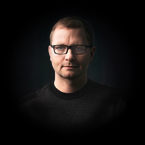 Portraitfotos von Andreas Jobst mit dunklem Hintergrund.