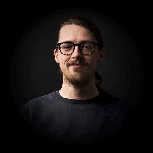 Portraitfotos von Christoph Kern mit dunklem Hintergrund.