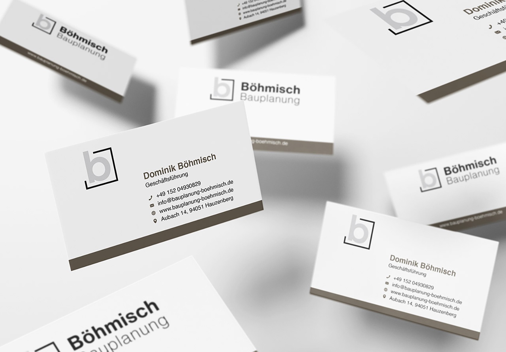 isitenkarten-Mockup/Referenz eines modernen Corporate Designs für Bauplanung und Architektur (Böhmisch Bauplanung) mit minimalistischem grau-weißem Design.