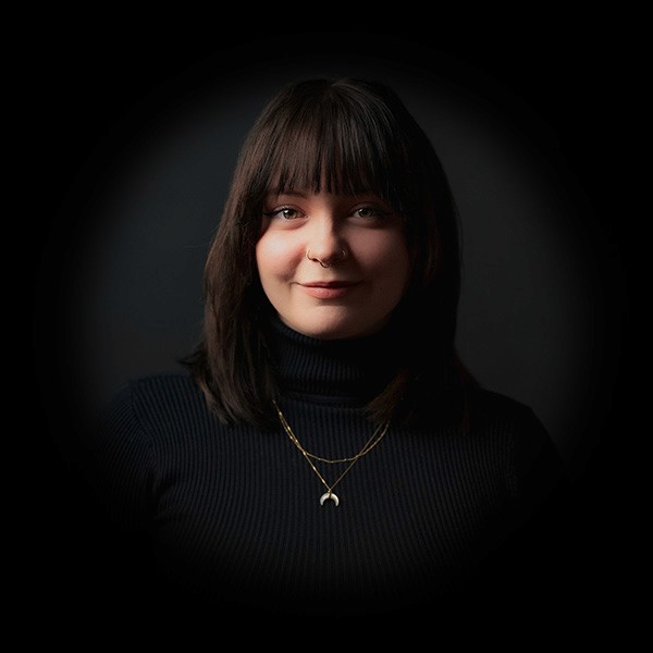Portraitfotos von Bianca Hicksich mit dunklem Hintergrund.